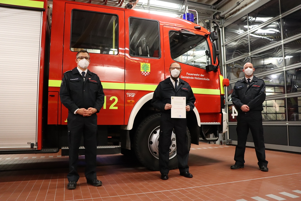 Die Ernennungsurkunde zum Hauptbrandmeister wurde Patrick am 28.01.2022 durch den Leiter der Feuerwehr Holzwickede, Gemeindebrandinspektor Enrico Birkenfeld (links) übergeben. 